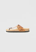 Braune Korkflip-Flops mit einem schwarzen Riemen und einer Schnalle. Die Sohle ist strukturiert und bietet Grip, und der Markenname "BAYTON" ist sichtbar.