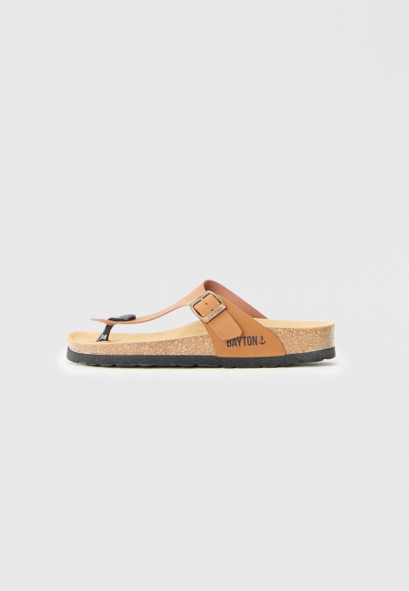 Braune Korkflip-Flops mit einem schwarzen Riemen und einer Schnalle. Die Sohle ist strukturiert und bietet Grip, und der Markenname "BAYTON" ist sichtbar.