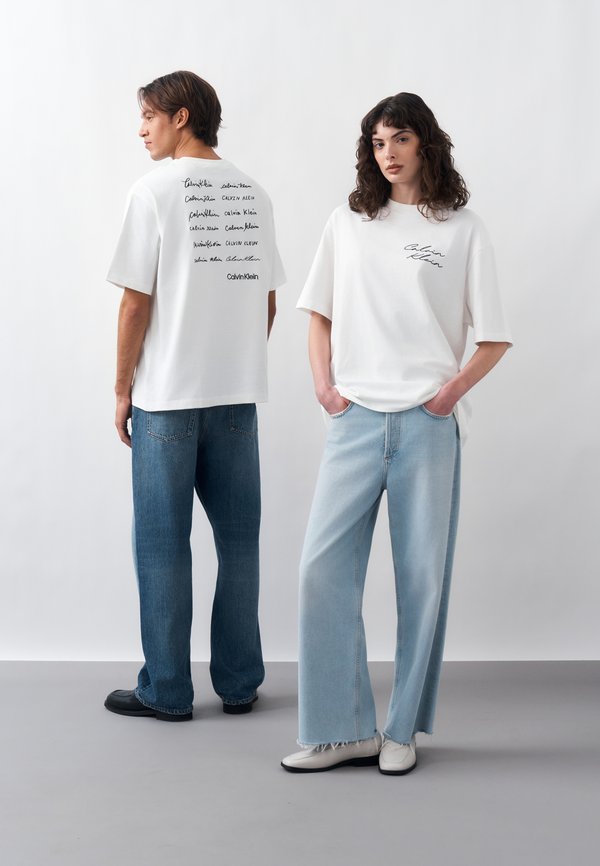 Calvin Klein Jeans 16S APRIL GRAPHIC SEASONAL FASHI UNISEX - Print T-shirt - bright white