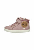 Rosa Kleinkind-Sneaker mit Klettverschluss, Schnürsenkeln, weißer Sohle und einem strukturierten braunen Hundegesicht-Patch mit einem kleinen Knochen an der Seite.
