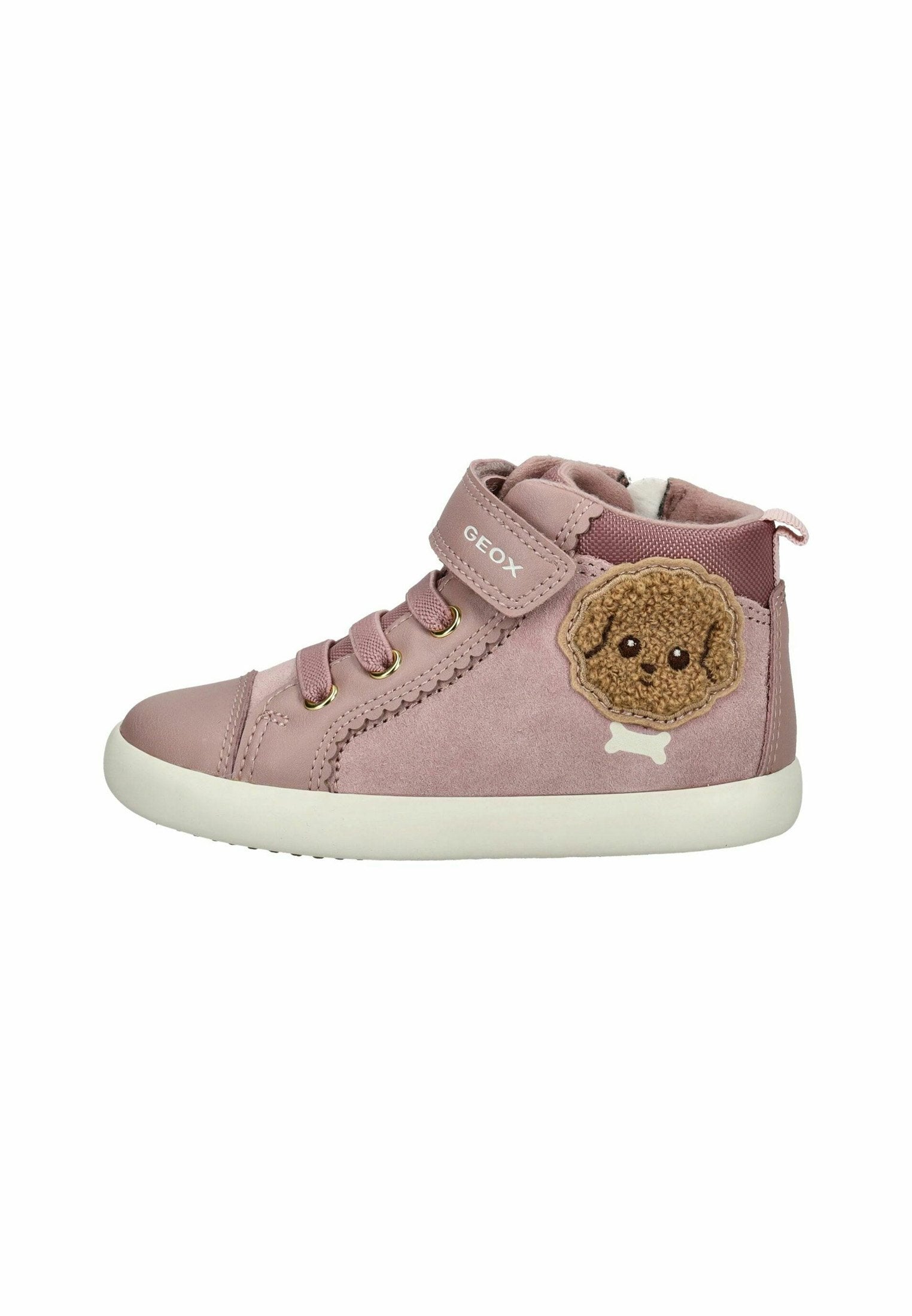 Rosa Kleinkind-Sneaker mit Klettverschluss, Schnürsenkeln, weißer Sohle und einem strukturierten braunen Hundegesicht-Patch mit einem kleinen Knochen an der Seite.