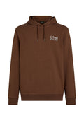 Brauner Kapuzenpullover mit einem weißen Logo auf der oberen linken Seite. Hergestellt aus weichem Stoff mit gerippten Bündchen und Saum.