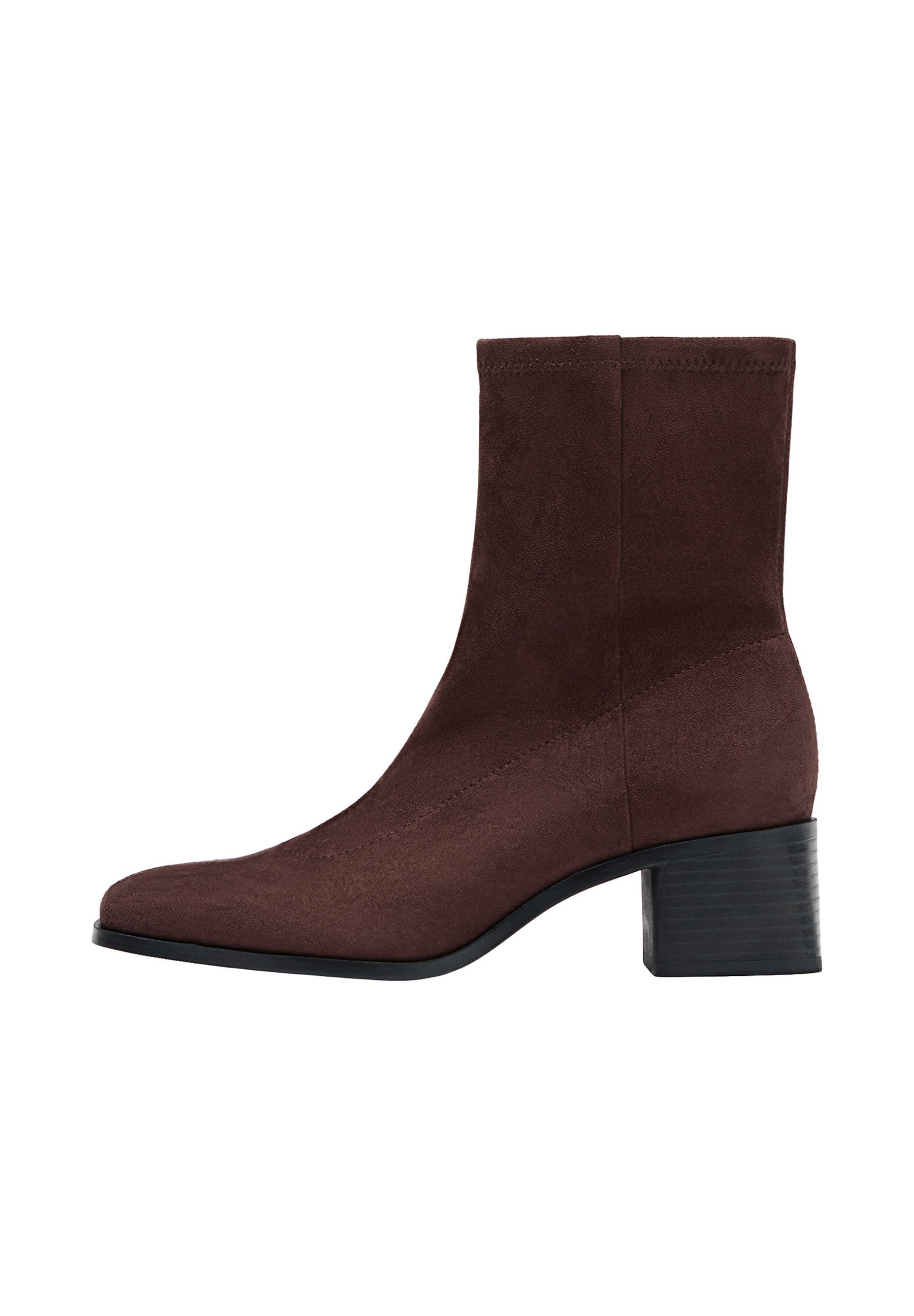 Brauner Veloursleder-Stiefeletten mit quadratischer Spitze, strukturiertem Absatz und enger Silhouette. Mit kontrastierender schwarzer Gummisohle.