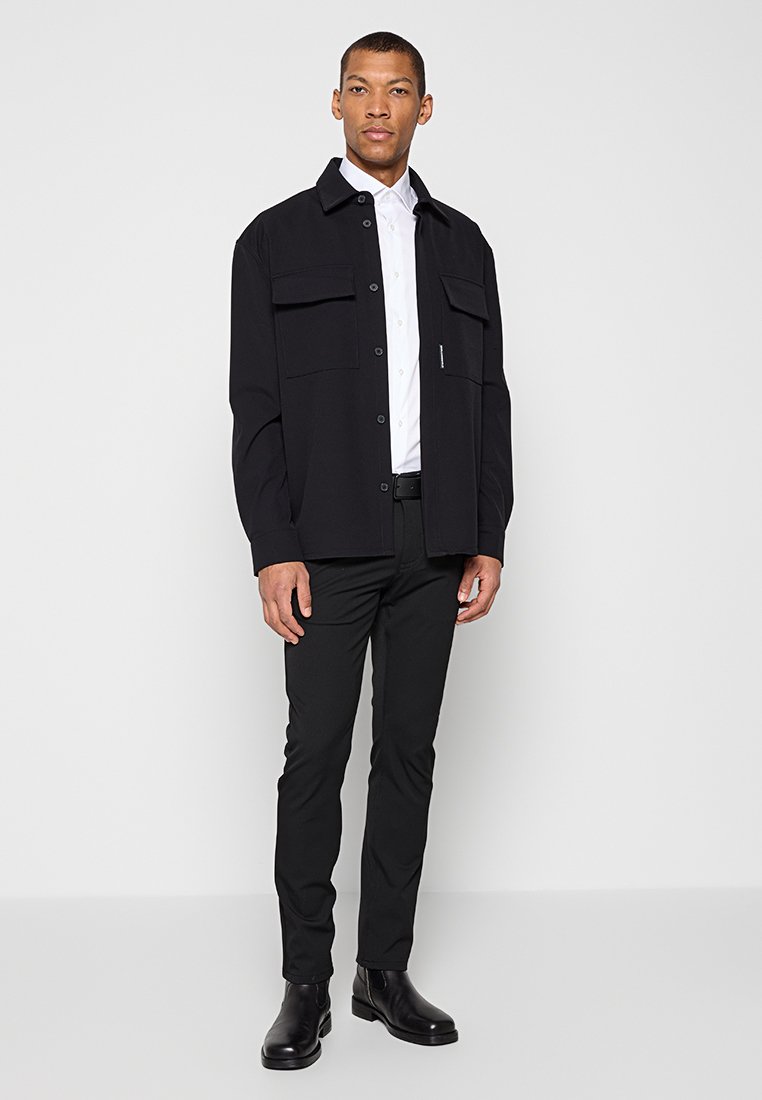 REGULAR FIT  Media 2
