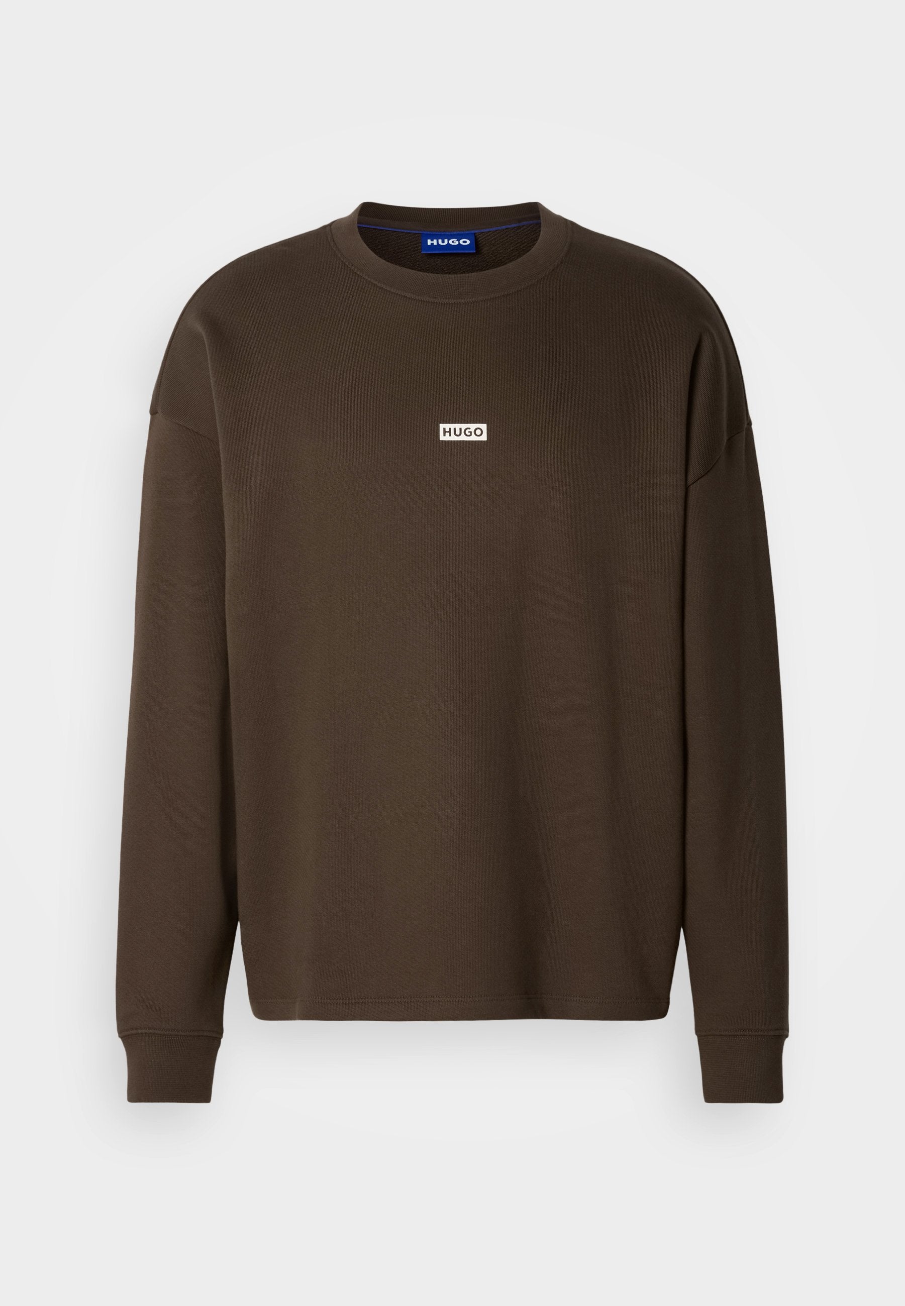 Braunes Sweatshirt mit langen Ärmeln aus Baumwolle, mit Rundhalsausschnitt und kleinem weißem "HUGO"-Logo auf der Brust. Strukturierter Stoff.