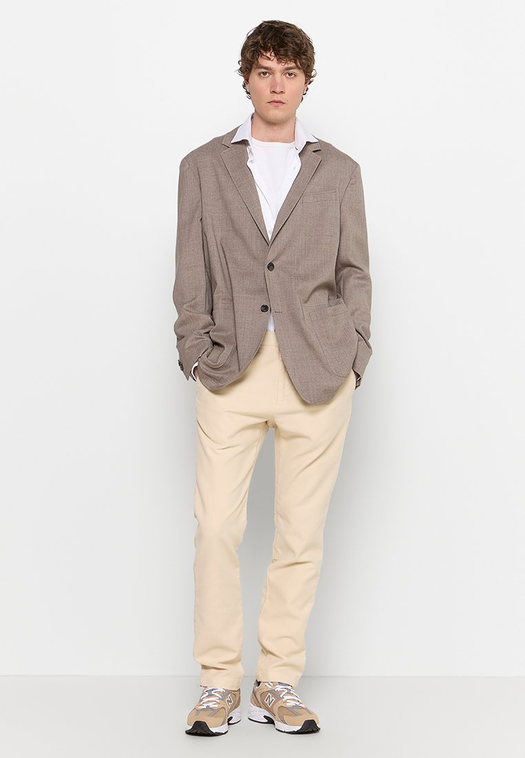 CLOSED RELAXED FIT