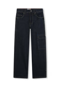 Dunkelblaue Jeans-Cargohose mit geradem Bein, ausgestattet mit Vordertaschen und einer großen seitlichen Klappentasche mit kontrastierendem Nähen.