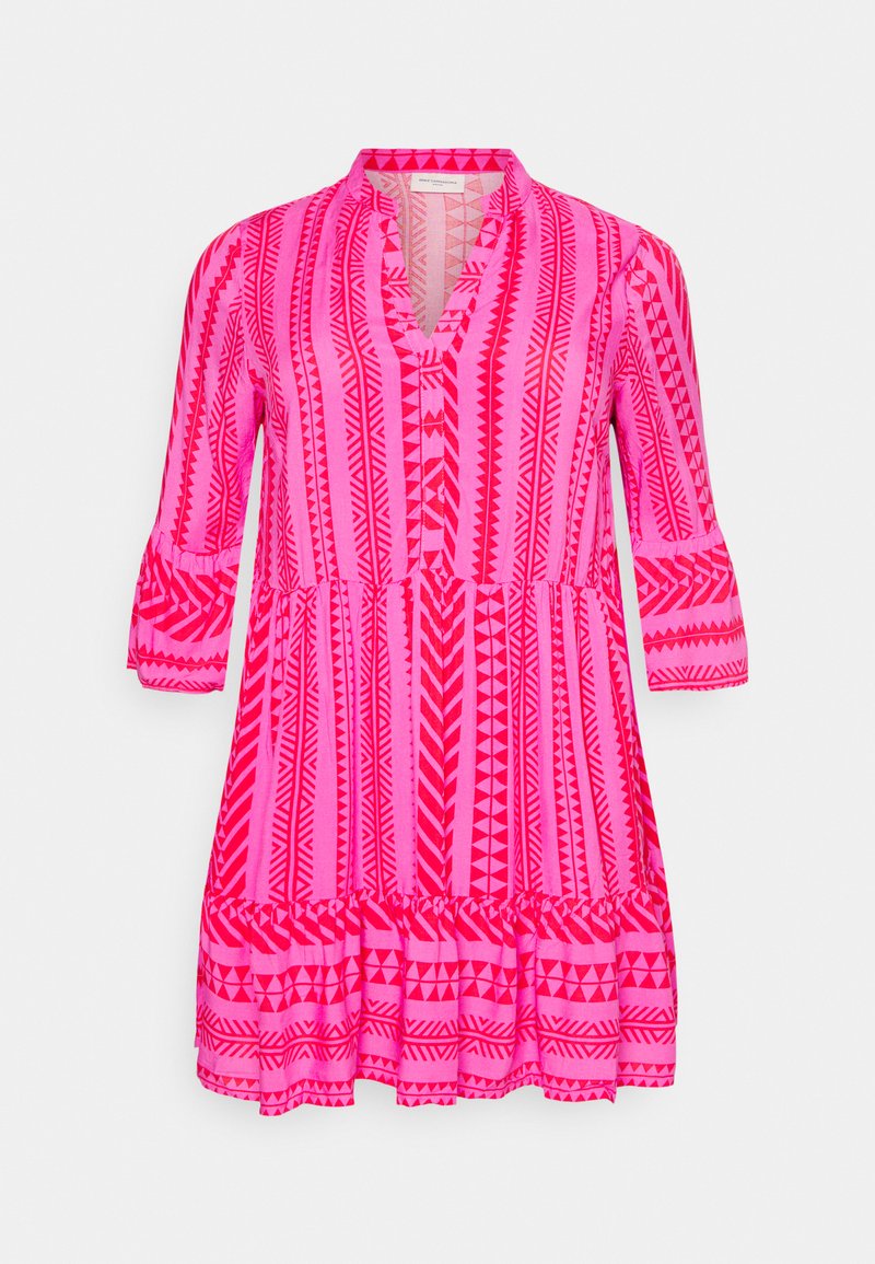 Rosa Kleid mit V-Ausschnitt und Dreiviertelärmeln. Es hat ein geometrisches Muster in verschiedenen Rosa- und Rottönen und einen ausgestellten Saum.