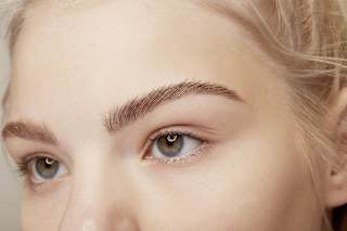 Brow Mascara Make Me Brow 02 Browny Brows essence