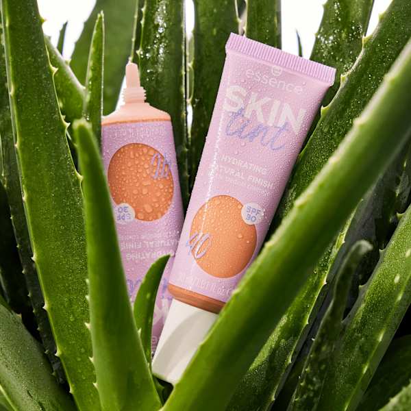 Foundation Skin Tint Hydrating Natural Finish LSF 30, 40 essence