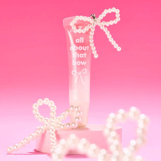 Lipgloss All About That Bow peptide 01 Kiss 'n Bow essence