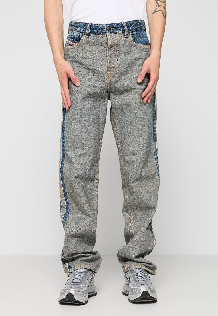 Hellgraue Jeans aus Denim mit blauen Seitenpaneelen und sichtbaren Nähdetails. Entspannte Passform mit geradem Beindesign. Silberfarbene Beschläge.