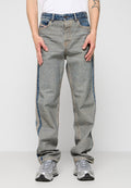 Hellgraue Jeans aus Denim mit blauen Seitenpaneelen und sichtbaren Nähdetails. Entspannte Passform mit geradem Beindesign. Silberfarbene Beschläge.