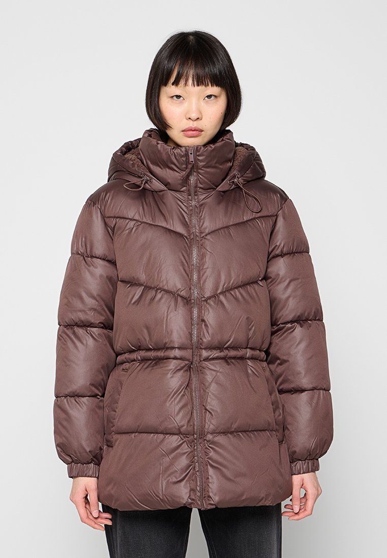 Braune gesteppte Jacke mit hohem Kragen und Kordelzugkapuze. Verfügt über einen Reißverschluss und elastische Bündchen, gestaltet mit horizontalen Steppnähten.