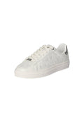 Weiße Ledersneaker mit strukturierter Oberfläche, Schnürverschluss, grauen Akzenten an der Ferse und einer Gummisohle mit einem gemusterten Grip.