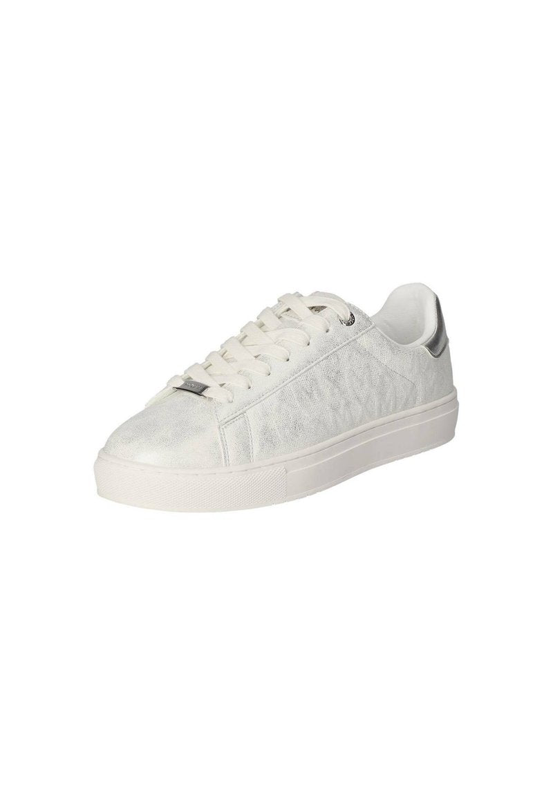 Weiße Ledersneaker mit strukturierter Oberfläche, Schnürverschluss, grauen Akzenten an der Ferse und einer Gummisohle mit einem gemusterten Grip.