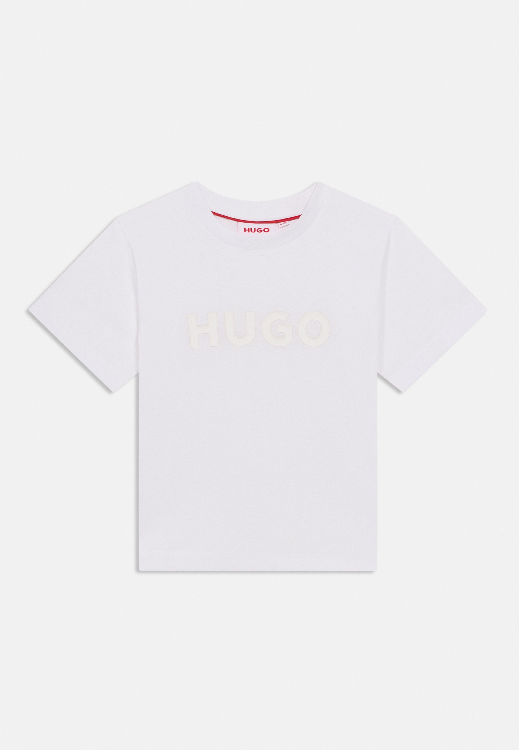 Weißes Baumwoll-T-Shirt mit rundem Ausschnitt und kurzen Ärmeln, vorne mit einem erhabenen "HUGO"-Logo in heller Farbe.