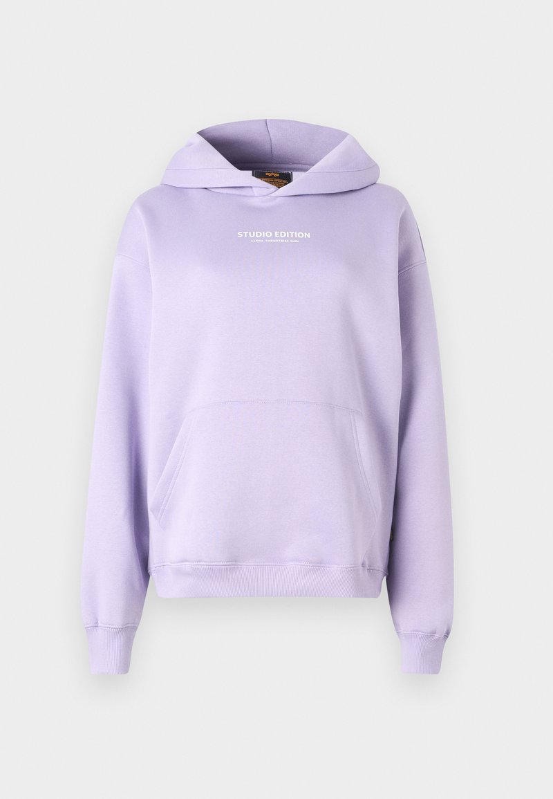 Hellblau Kapuzenpullover mit einer Fronttasche, Kapuze mit Kordelzug und dem Text „STUDIO EDITION“. Hergestellt aus weichem Stoff mit gerippten Bündchen und Saum.