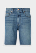 Jeansshorts in Hellblau, mit klassischem Schnitt, fünf Taschen und kupferfarbenen Akzenten als Kontrast. Strukturierter, mittelschwerer Stoff.