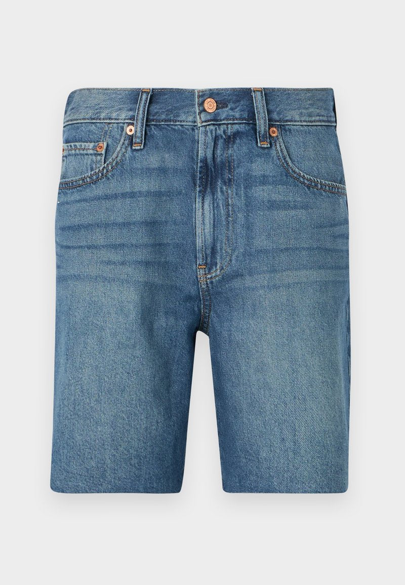 Jeansshorts in Hellblau, mit klassischem Schnitt, fünf Taschen und kupferfarbenen Akzenten als Kontrast. Strukturierter, mittelschwerer Stoff.