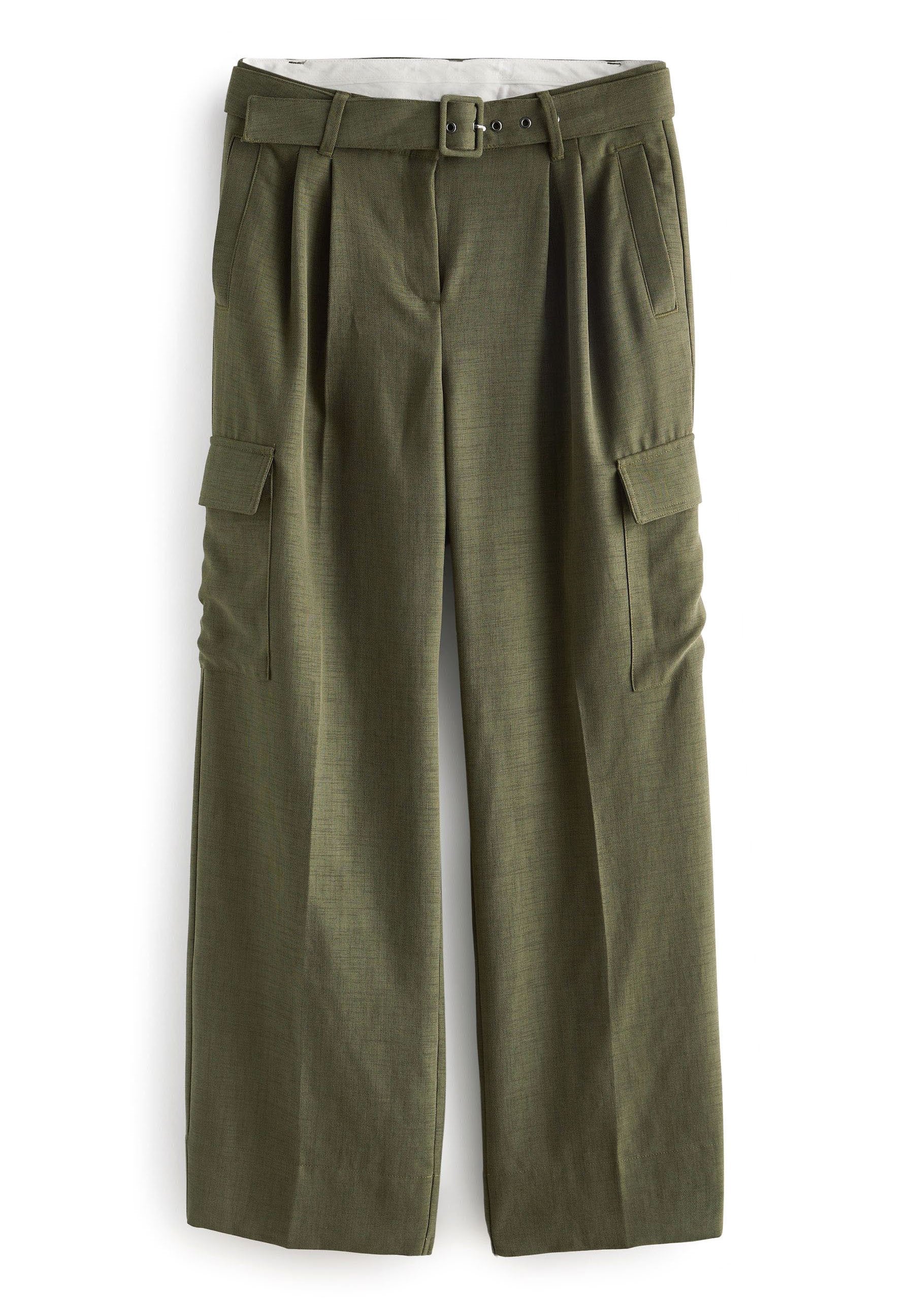 Hochtaillierte olivgrüne weite Hose mit einem Stoffgürtel, vorderen Falten, seitlichen Cargo-Taschen und schrägen Fronttaschen.
