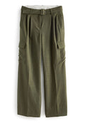 Hochtaillierte olivgrüne weite Hose mit einem Stoffgürtel, vorderen Falten, seitlichen Cargo-Taschen und schrägen Fronttaschen.