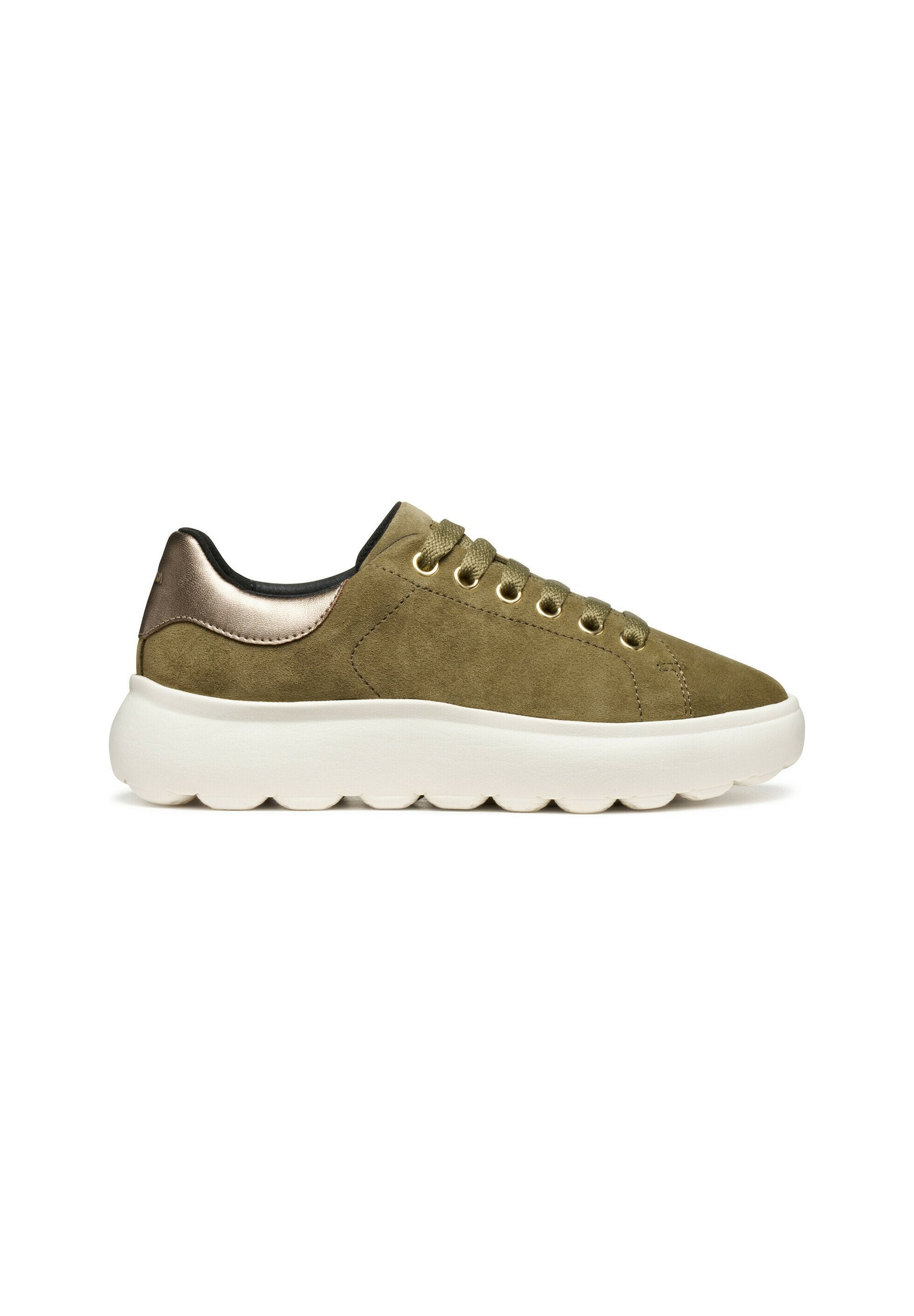 Olivenfarbene Wildledersneaker mit einer klobigen weißen Sohle und einem metallisch bronzefarbenen Absatz. Verfügt über goldene Ösen und eine flache Schnürung. Minimalistisches Design.