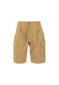 Tan Cargo-Shorts mit Vorderfalten, Knopfverschluss, Gürtelschlaufen und großen aufgesetzten Taschen auf jeder Seite.