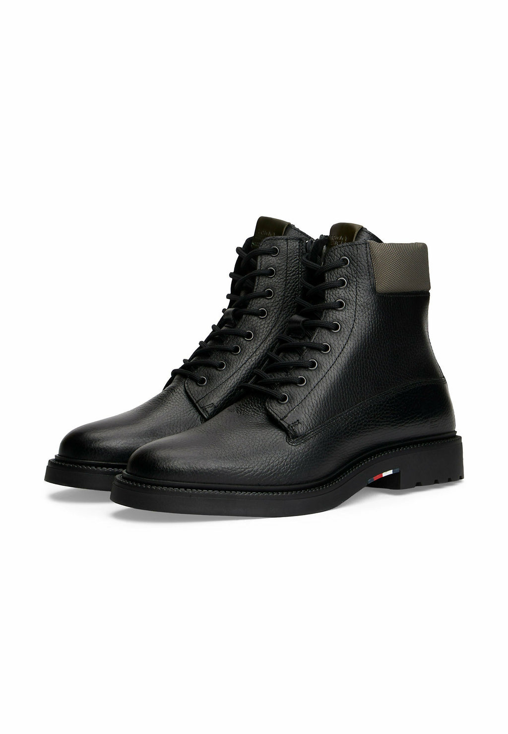 LIGHTWEIGHT WATER REPELLENT Media 2