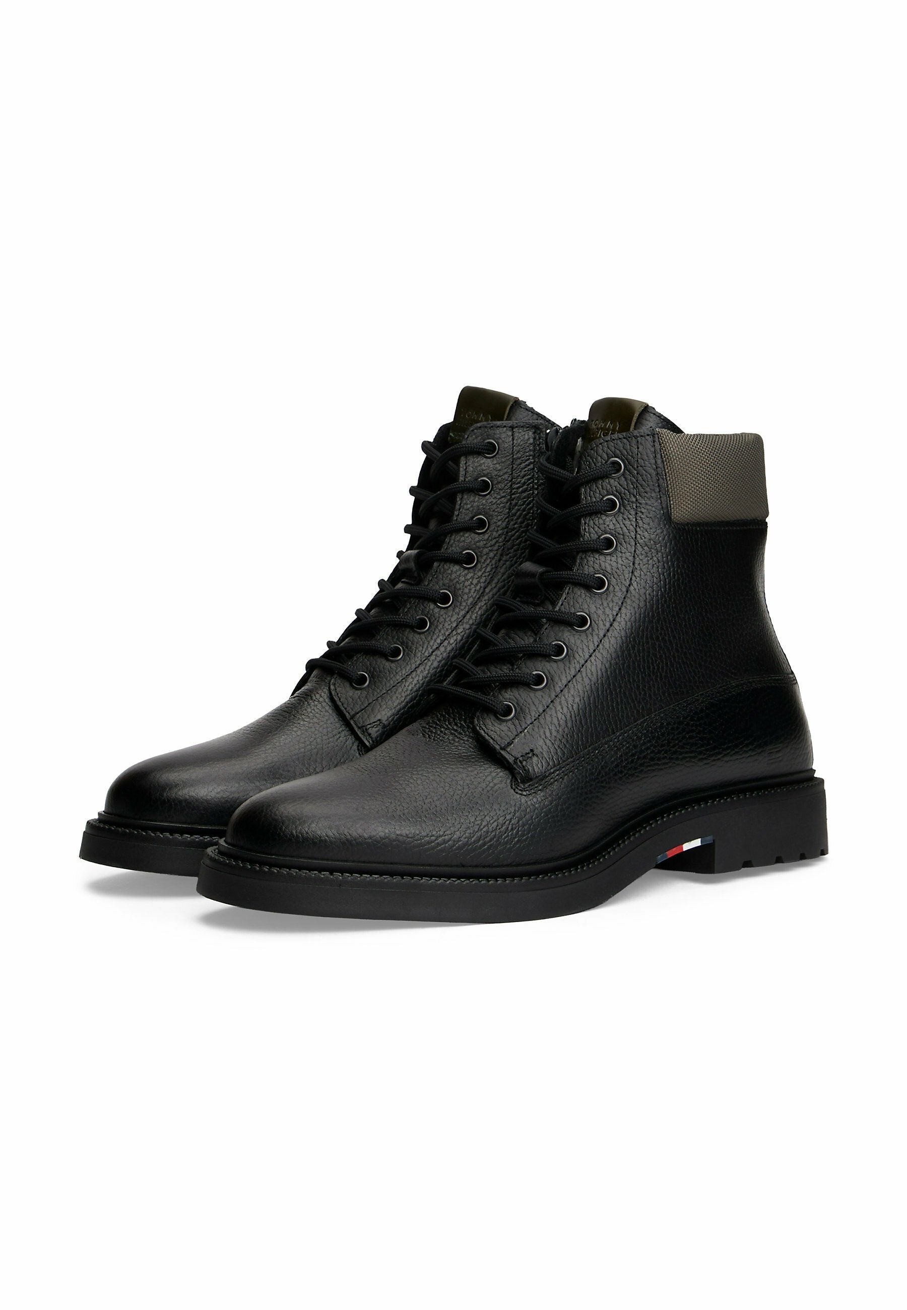 LIGHTWEIGHT WATER REPELLENT Media 2