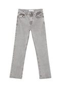 Graue Denim-Jeans mit geradem Bein-Design, das eine verblasste Textur aufweist, fünf Taschen und metallische Hardware-Akzente hat.