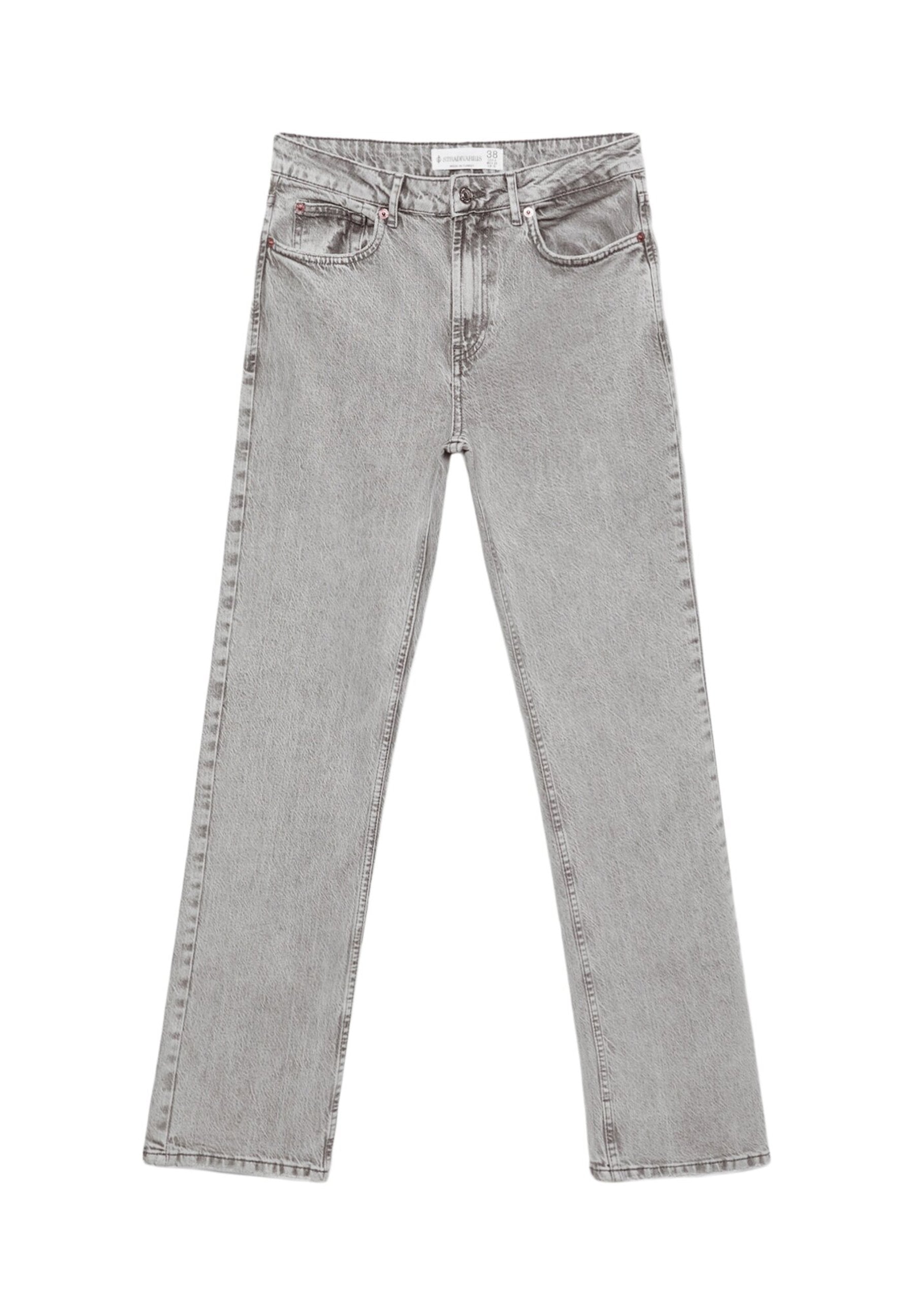 Graue Denim-Jeans mit geradem Bein-Design, das eine verblasste Textur aufweist, fünf Taschen und metallische Hardware-Akzente hat.