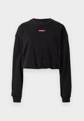 Schwarzes, kurzes Sweatshirt mit langen Ärmeln, geripptem Rundhalsausschnitt und einem kleinen pinkfarbenen gestickten Logo auf der Brust. Weiches Baumwoll-Mischgewebe.