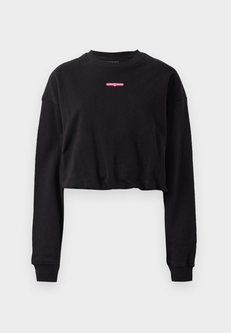 Schwarzes, kurzes Sweatshirt mit langen Ärmeln, geripptem Rundhalsausschnitt und einem kleinen pinkfarbenen gestickten Logo auf der Brust. Weiches Baumwoll-Mischgewebe.