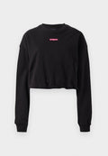 Schwarzes, kurzes Sweatshirt mit langen Ärmeln, geripptem Rundhalsausschnitt und einem kleinen pinkfarbenen gestickten Logo auf der Brust. Weiches Baumwoll-Mischgewebe.