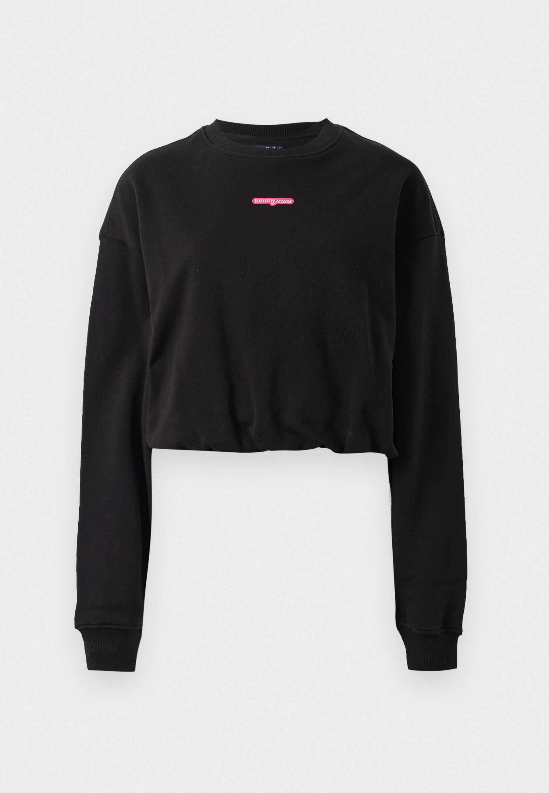 Schwarzes, kurzes Sweatshirt mit langen Ärmeln, geripptem Rundhalsausschnitt und einem kleinen pinkfarbenen gestickten Logo auf der Brust. Weiches Baumwoll-Mischgewebe.