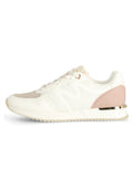 Weiße Sneakers mit einer strukturierten Mesh- und glatten Leder-Oberfläche, pinken Akzenten an der Ferse, goldenen Hardware-Details und einer geriffelten Außensohle.