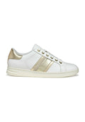 Weiße Leder-Sneaker mit metallisch goldenen Akzenten, die zwei horizontale Streifen an der Seite, ein Schnürdesign und eine strukturierte Ferse aufweisen.