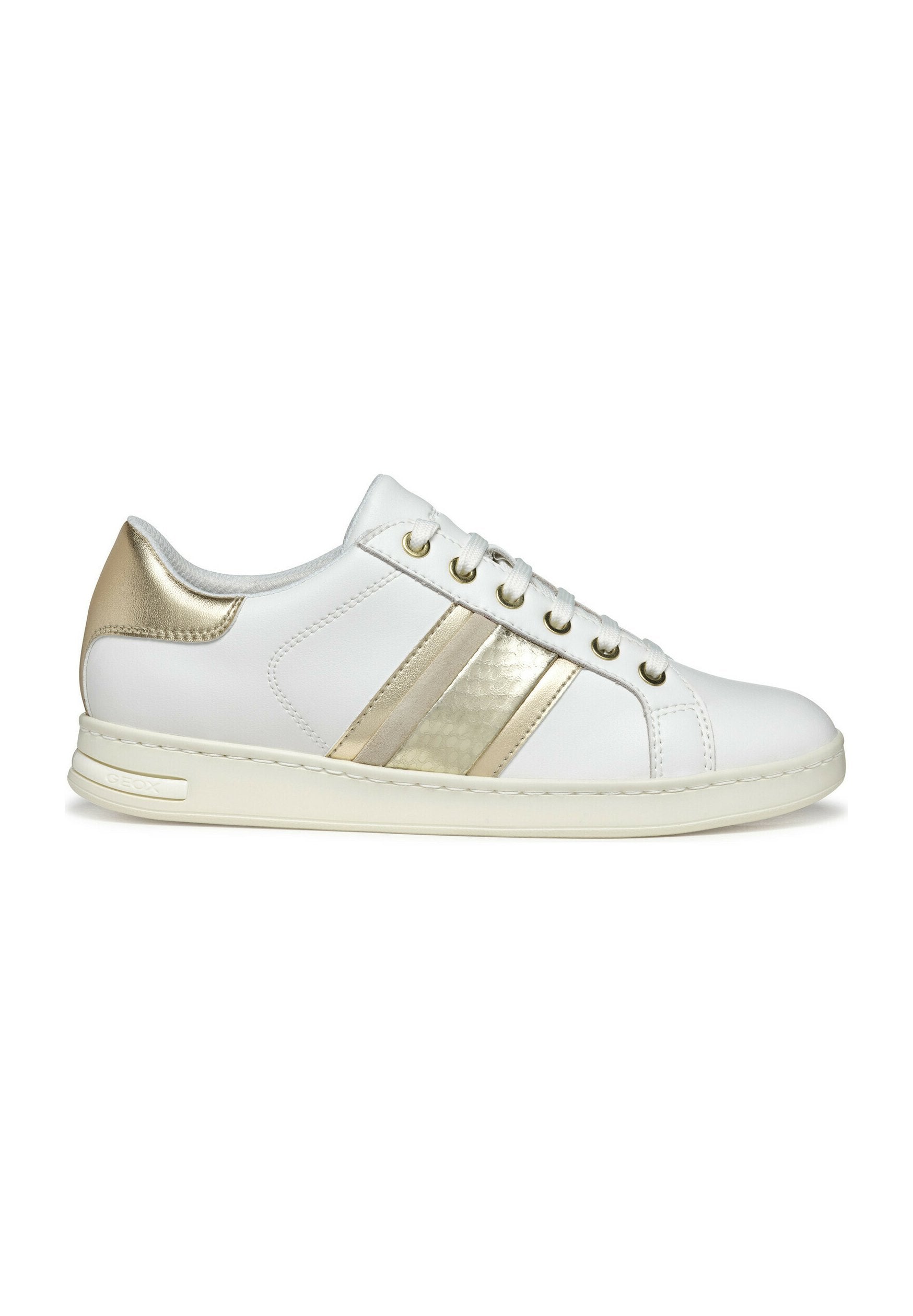 Weiße Leder-Sneaker mit metallisch goldenen Akzenten, die zwei horizontale Streifen an der Seite, ein Schnürdesign und eine strukturierte Ferse aufweisen.