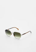 Silber gerahmte achteckige Sonnenbrille mit verlaufenden grünen Gläsern und ausgestellten Bügeln in Schildpattmuster, liegend auf einer weißen Oberfläche.