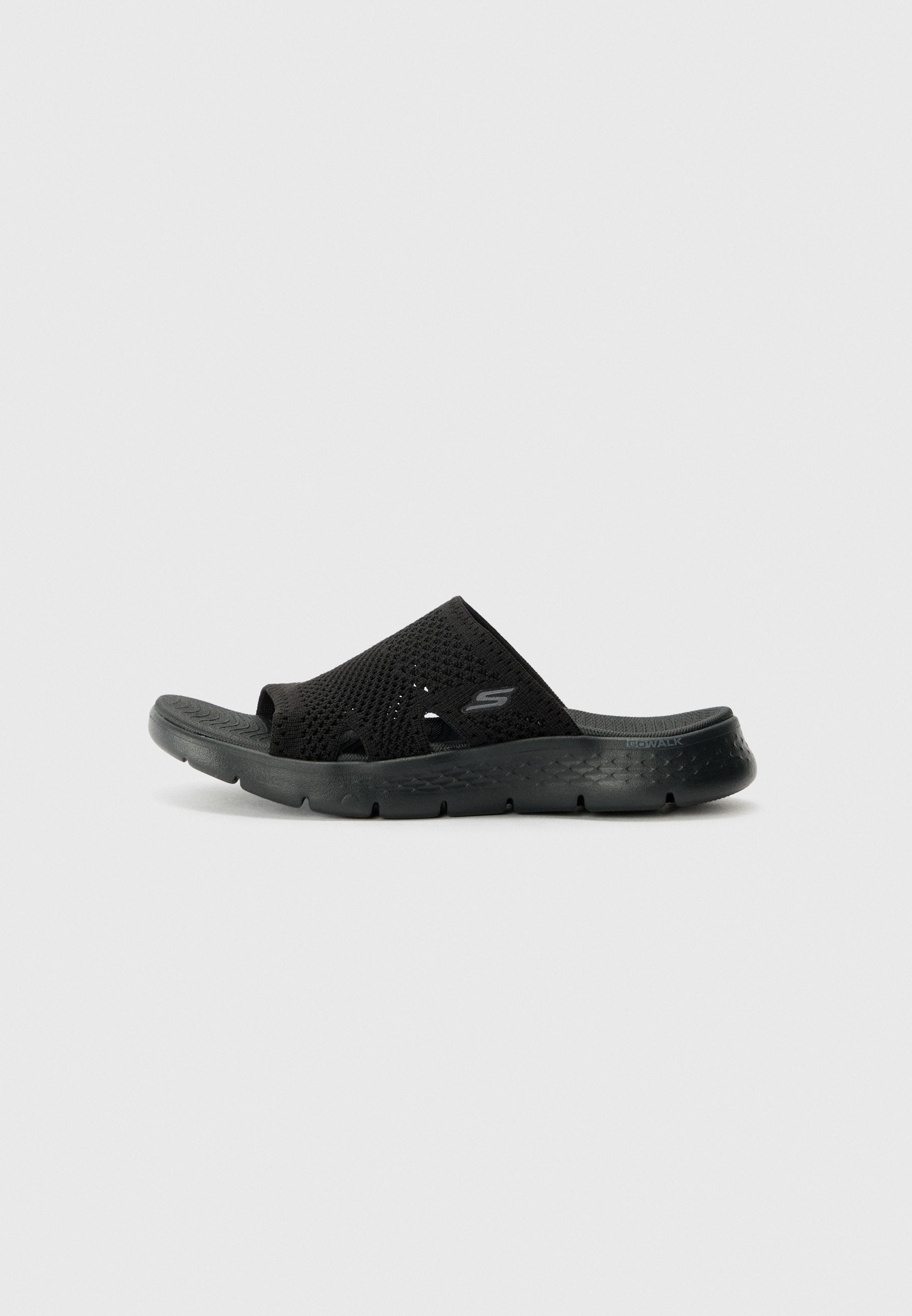 Schwarze Rutschsandalen mit einem strukturierten Mesh-Obermaterial, Offene Zehenkonstruktion und einer flexiblen Sohle mit dezentem Branding an der Seite.