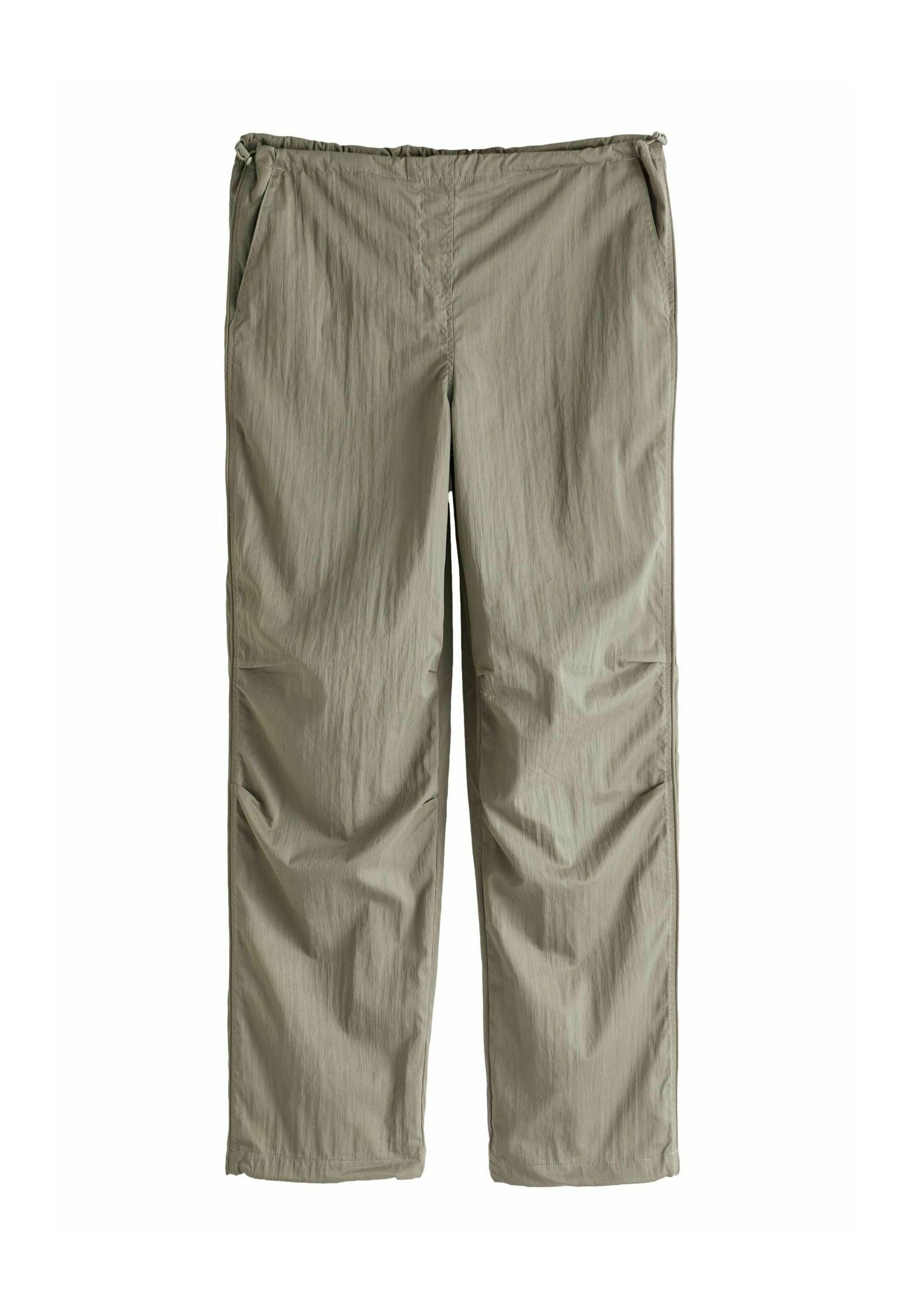 Leichte, khakifarbene Hose mit elastischem Bund, seitlichen Taschen und einem strukturierten Stoff. Gerader Schnitt mit minimalen Details.