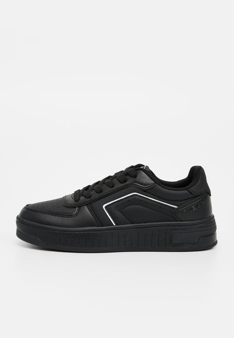 Schwarze Sneaker aus synthetischem Material, mit perforierter Textur, Schnürdesign, kontrastierenden weißen Akzenten und dicker Sohle.
