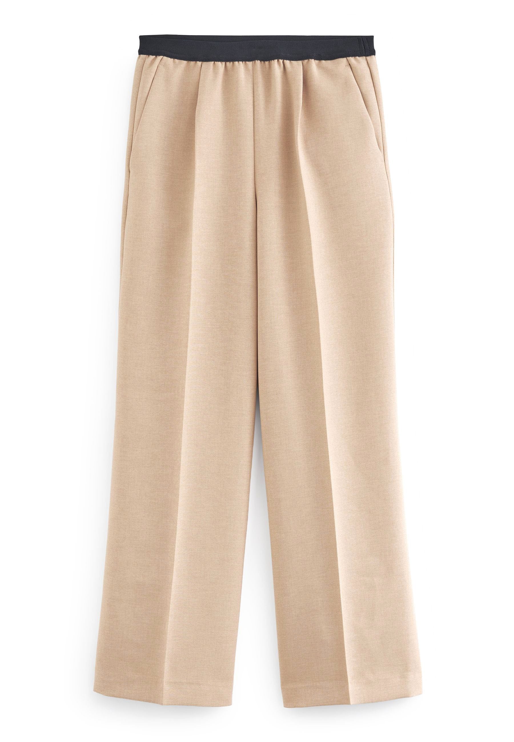Beige weite Hosen mit einem schwarzen elastischen Bund, seitlichen Taschen und einer glatten Textur, die einen lockeren Sitz und ein maßgeschneidertes Design präsentieren.