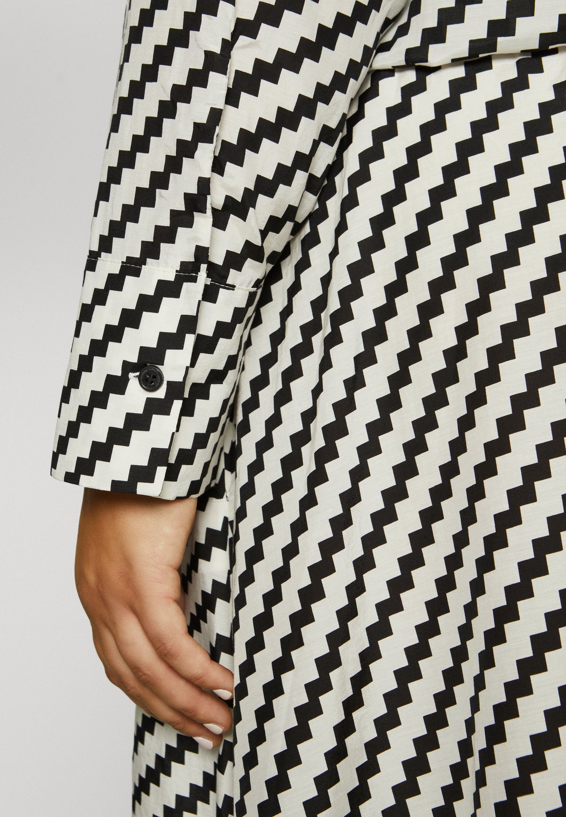 ZIGZAG WAISTED MIDI DRESS Media 6