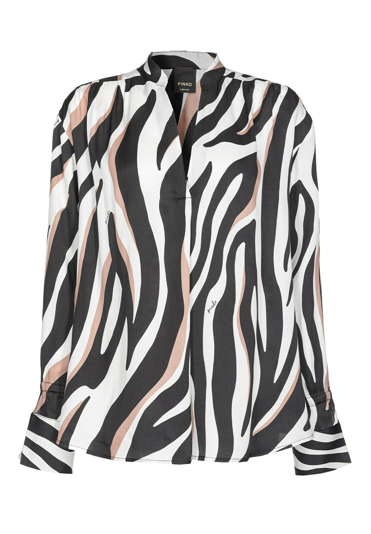Seidenbluse mit einem schwarz-weißen und blassen Zebramuster, Stehkragen und langen Ärmeln sowie dezenten Faltendetails.