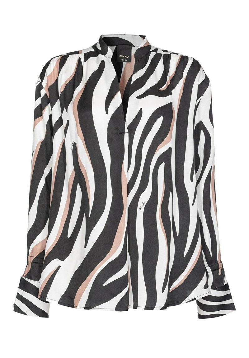 Seidenbluse mit einem schwarz-weißen und blassen Zebramuster, Stehkragen und langen Ärmeln sowie dezenten Faltendetails.