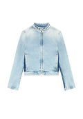 Hellblaues Jeansjacke mit einem kurzen Design, Stehkragen, Front-Reißverschluss und zwei seitlichen Taschen. Weiche Textur mit subtilen Ausbleichungen.