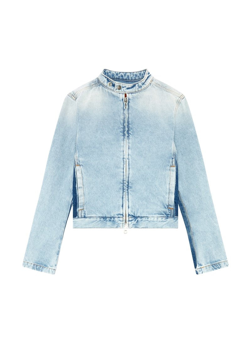 Hellblaues Jeansjacke mit einem kurzen Design, Stehkragen, Front-Reißverschluss und zwei seitlichen Taschen. Weiche Textur mit subtilen Ausbleichungen.