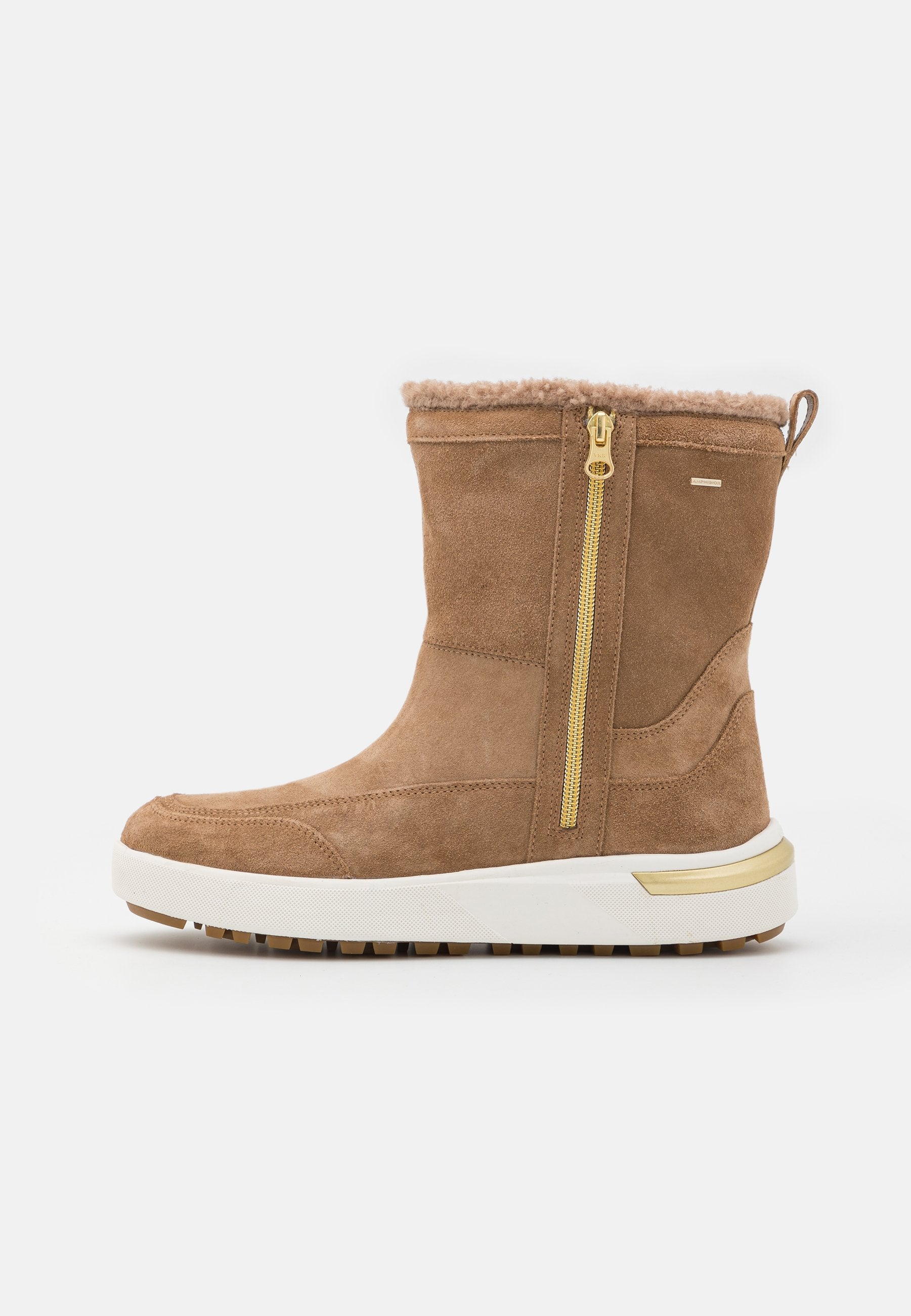 Brauner Wildleder-Ankle-Boot mit einem mit Fell gefütterten Schaft, goldenen Reißverschluss und weißer Sohle mit braunem Profil. Glatte Textur mit dezenten Steppnähten.
